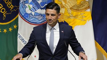 Funcionario denuncia presiones para alterar reportes de DHS