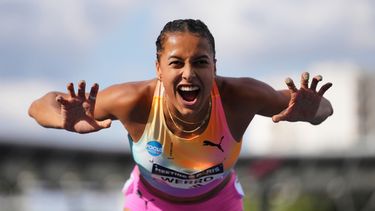 ARCHIVO - La suiza Audrey Werro posa tras ganar los 800 metros femeninos en la reunión atlética Meeting de París de la Liga Wanda de Diamante en París, el 28 de junio de 2026. (Foto AP/Aurelien Morissard, Archivo)