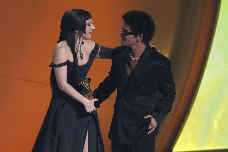 Lady Gaga, izquierda, y Bruno Mars aceptan el premio a la mejor interpretación de un dúo o grupo pop por Die With A Smile durante la 67ª entrega anual de los premios Grammy el domingo 2 de febrero de 2025 en Los Ángeles. (Foto AP/Chris Pizzello)