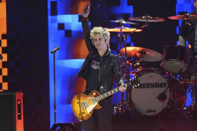 Billie Joe Armstrong de Green Day durante su presentación en el concierto benéfico FireAid el jueves 30 de enero de 2025 en The Forum en Inglewood, California. (Foto AP/Chris Pizzello)