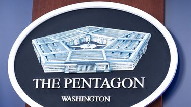 ARCHIVO – El logotipo del Departamento de Defensa de Estados Unidos en el muro de la sala de prensa del Pentágono, el 29 de octubre de 2024, en Washington. (AP Foto/Kevin Wolf, Archivo)