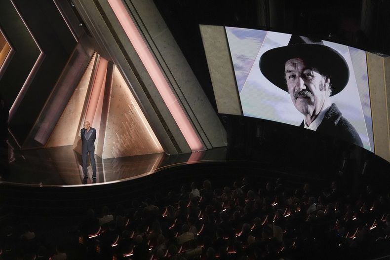 Morgan Freeman habla de Gene Hackman con una imagen del fallecido actor en la pantalla durante los Oscar el domingo 2 de marzo de 2025 en el Teatro Dolby de Los Ángeles. (Foto AP/Chris Pizzello)