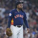 El abridor de los Astros de Houston Framber Valdez camina cerca del montículo tras un sencillo remolcador de J.P. Crawford para los Seattle Mariners durante el juego del sábado en Houston. (AP Foto/Kevin M. Cox)
