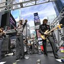 Victoria De Angelis, izquierda, Damiano David y Thomas Raggi de la banda de rock italiana Måneskin durante su presentación en Times Square el viernes 15 de septiembre de 2023 en Nueva York. (Foto Evan Agostini/Invision/AP)