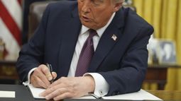 El presidente Donald Trump firma una orden ejecutiva sobre la ciudadanía por derecho de nacimiento en el Despacho Oval de la Casa Blanca, el lunes 20 de enero de 2025, en Washington. (AP foto/Evan Vucci)