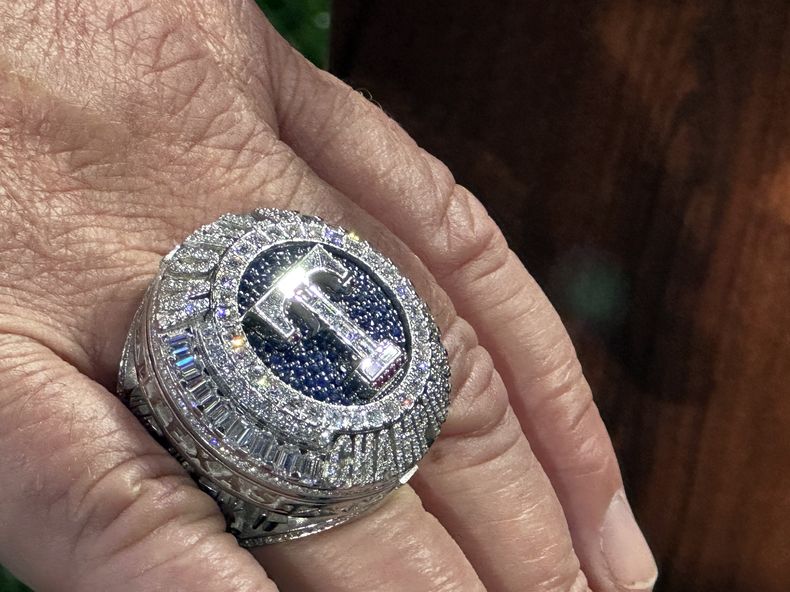 La foto del 30 de marzo de 2024 muestra uno de los anillos de campeones de la Serie Mundial entregados a los Rangers de Texas antes del juego ante los Cachorros de Chicago. (AP Foto/Stephen Hawkins)