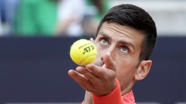 Novak Djokovic saca ante Cameron Norrie en el Abierto de Italia, el martes 16 de mayo de 2023, en Roma. (AP Foto/Andrew Medichini)