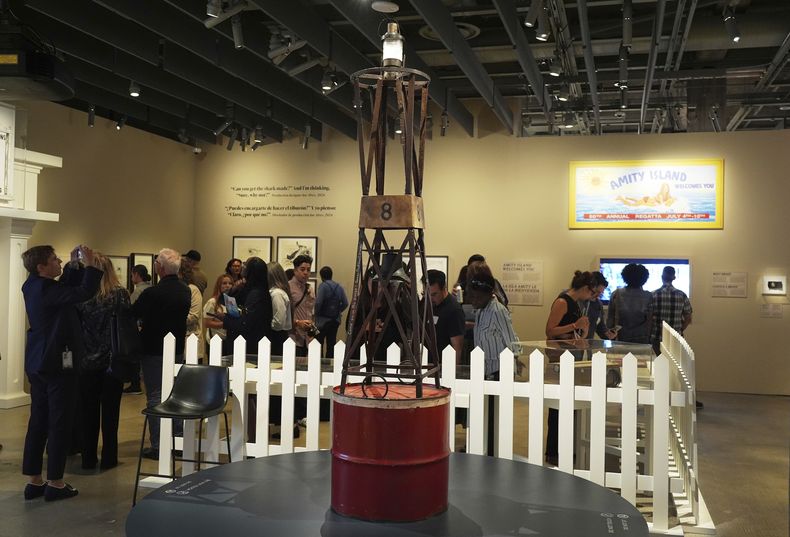 Una boya de utilería de la película Jaws de 1975 se exhibe para los visitantes en la vista previa de prensa de Tiburón: La Exposición el miércoles 10 de septiembre de 2025 en el Museo de la Academia de Cine en Los Ángeles. (Foto AP/Chris Pizzello)