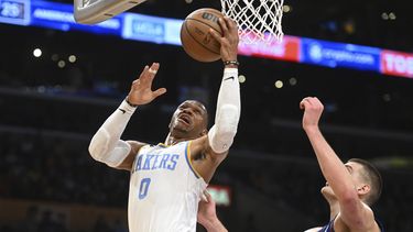 James y Davis logran 1ra victoria de la temporada de Lakers