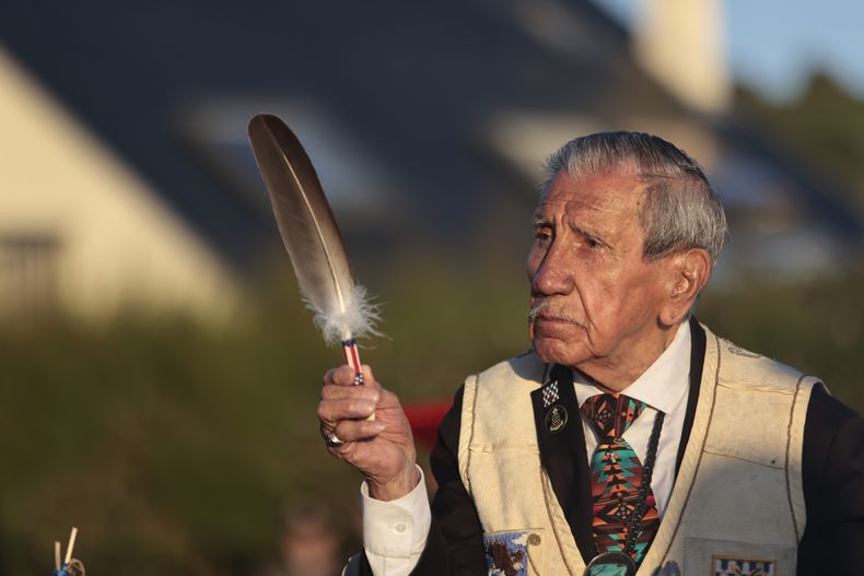 Charles Shay, veterano de la Segunda Guerra Mundial, rinde tributo a los caídos en una ceremonia para el 78mo aniversario del Día D, en Saint-Laurent-sur-Mer, Normandía, Francia, el 6 de junio del 2022. (Foto AP/ Jeremias Gonzalez)