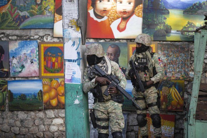 Un grupo de soldados patrullan en Haití tras el asesinato del presidente. AP 