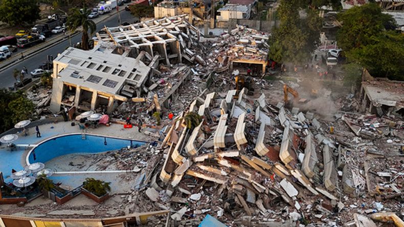Vista aérea de edificios destruidos en Caraballeda, en La Guaira, Venezuela, el 29 de junio de 2026, tras dos grandes terremotos. (Miguel Medina/pool photo vía AP)