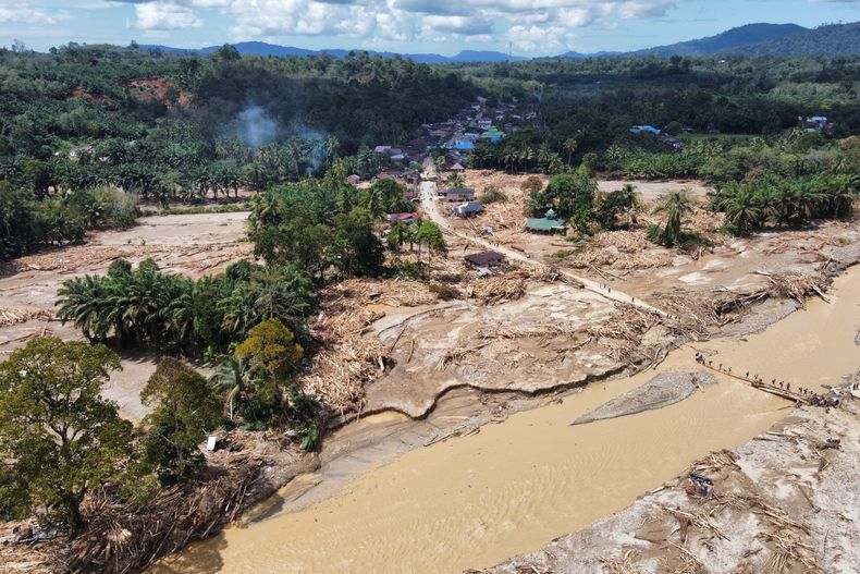 ARCHIVO - Esta imagen aérea tomada con un dron muestra un pueblo afectado por inundaciones en Batang Toru, Sumatra del Note, Indonesia, el 1 de diciembre de 2025. (AP Foto/Binsar Bakkara, Archivo)