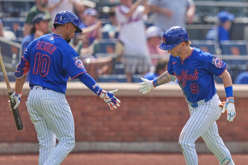 A.J. Ewing de los Mets de Nueva York celebra su jonrón con su compañero Marcus Semien en la quinta entrada ante los Bravos de Atlanta el domingo 14 de junio del 2026. (AP Foto/Seth Wenig)