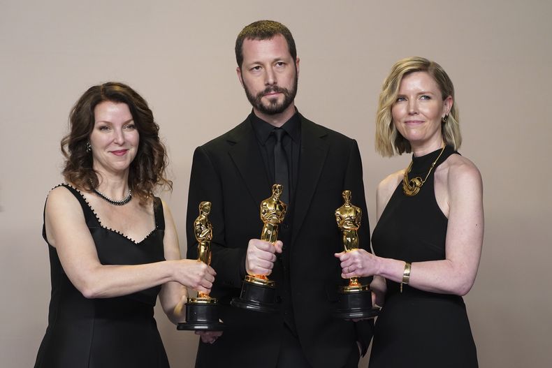 Raney Aronson-Rath, de izquierda a derecha, Mstyslav Chernov, y Michelle Mizner posan en la sala de prensa con el premio a mejor largometraje documetnal por 20 Days in Mariupol en los Oscar el domingo 10 de marzo de 2024, en el Teatro Dolby en Los Ángeles. (Foto Jordan Strauss/Invision/AP)