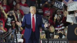 El presidente Donald Trump llega a un evento para conmemorar sus primeros 100 días de gobierno en el Centro Deportivo y de Exposiciones del condado de Macomb, el martes 29 de abril de 2025, en Warren, Michigan. (AP Foto/Paul Sancya)