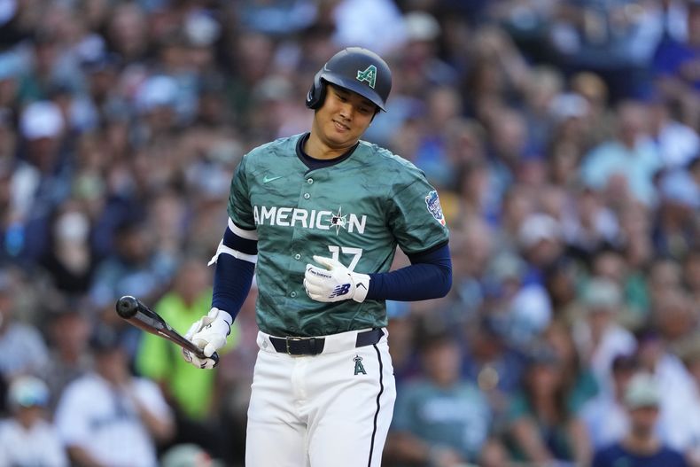 El japonés Shohei Ohtani, de la Liga Americana, reacciona tras recibir un boleto en el Juego de Estrellas, el martes 11 de julio de 2023 (AP Foto/Lindsey Wasson)