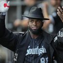 El cubano Luis Robert Jr. de los Medias Blancas de Chicago, festeja en la cueva luego de conseguir un jonrón en el juego del viernes 28 de julio de 2023, ante los Guardianes de Cleveland (AP Foto/Erin Hooley)