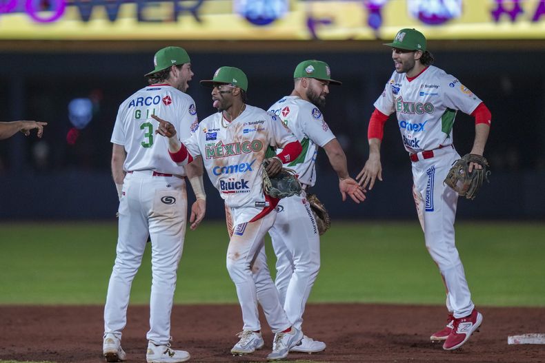 los peloteros de México festejan tras vencer a Puerto Rico en la semifinal de la Serie del Caribe, el miércoles 5 de febrero de 2025 (AP Foto/Fernando Llano)