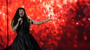 ARCHIVO - Mon Laferte canta en la Premiere de los premios Grammy, el domingo 3 de abril de 2022 en Las Vegas. Mon Laferte es una de las mujeres que serán reconocidas en la gala Leading Ladies of Entertainment de la La Academia Latina de la Grabación en noviembre en Sevilla, durante la semana de los Latin Grammy. (Foto AP/Chris Pizzello, archivo)