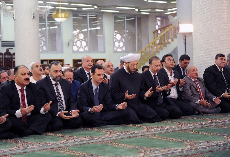 En esta foto cedida por la agencia oficial de noticias siria SANA, el presidente Bashar Assad (tercero desde la izquierda) ora en el primer d&iacute;a de la celebraci&oacute;n musulmana Eid al-Adha en la mezquita  Sayeda Hassiba, en Damasco, Siria, el mar
