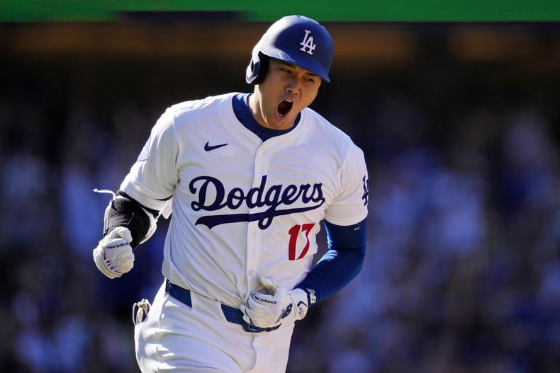 ARCHIVO - foto del 22 de septiembre del 2024, Shohei Ohtani de Los Dodgers de Los Ángeles corre el plato en la novena entrada ante los Rockies de Colorado. (AP Foto/Mark J. Terrill, Archivo)