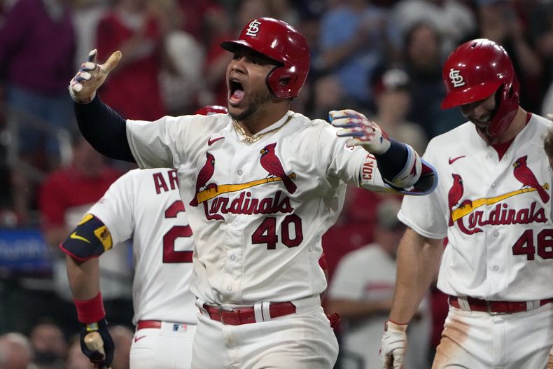 El venezolano Willson Contreras (40), de los Cardenales de San Luis, celebra su jonrón de tres carreras en la octava entrada del partido contra los Dodgers de Los Ángeles, en San Luis, el jueves 18 de mayo de 2023. (AP Foto/Jeff Roberson)