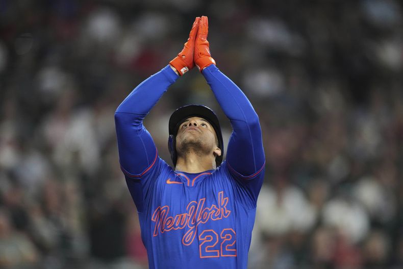 El dominicano Juan Soto, de los Mets de Nueva York, mira hacia arriba tras conectar un jonrón ante los Diamondbacks de Arizona, el miércoles 7 de mayo de 2025 (AP Foto/Ross D. Franklin)