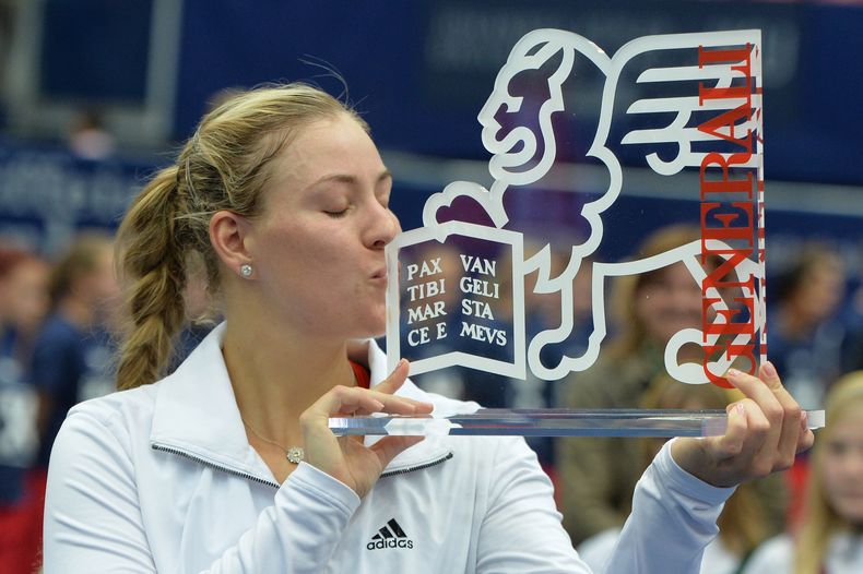 La alemana Angelique Kerber besa el trofeo que gan&oacute; al derrotar a la serbia Ana Ivanovic en el torneo General Ladies en Linz, Austria, el 13 de octubre del 2013 (AP Foto/Kerstin Joensson)