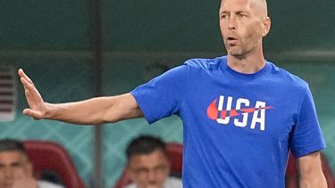 ARCHIVO - El seleccionador estadounidense Gregg Berhalter da indicaciones durante el partido de octavos de final de la Copa del Mundo ante Holanda, el 3 de diciembre de 2022, en Doha (AP Foto/Ebrahim Noroozi, archivo)