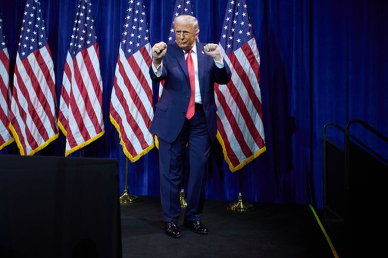 El presidente Donald Trump baila después de hablar en una reunión de legisladores republicanos en Washington el 6 de enero del 2026. (AP foto/Evan Vucci)