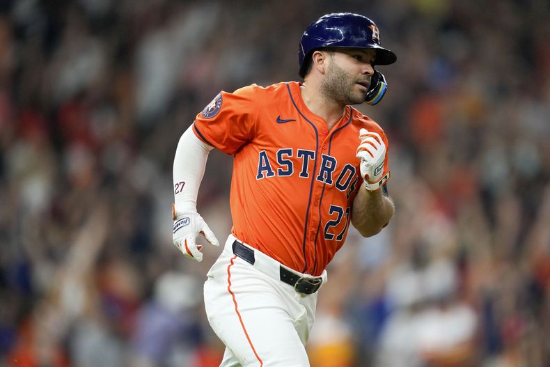 El venezolano José Altuve, de los Astros de Houston, recorre las bases luego de conectar un jonrón de tres carreras en el duelo ante los Rangers de Texas, el viernes 12 de julio de 2024 (AP Foto/Eric Christian Smith)