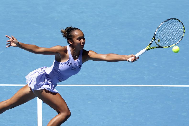 La canadiense Leylah Fernández hace una devolución a la checa Sara Bejlek, durante la primera ronda del Abierto de Australia, el domingo 14 de enero de 2024 (AP Foto/Asanka Brendon Ratnayake)