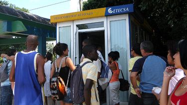 americateve | Los cubanos también tienen que hacer largas filas para configurar los correos electrónicos a sus celulares.