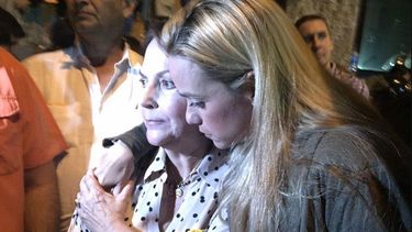 Lilian Tintori, esposa de Leopoldo López, consuela a&nbsp;Mitzi Capriles, casa con Antonio Ledezma
