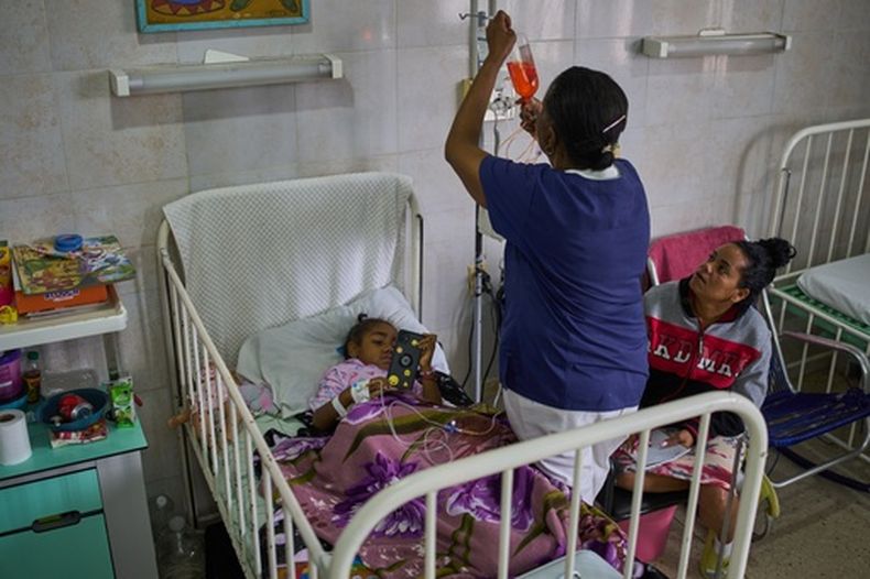 Carolina Silva Matos, paciente de cáncer, descansa en una cama de hospital en el Instituto Nacional de Oncología y Radiología de La Habana, Cuba, el viernes 20 de febrero de 2026. (Foto AP/Ramon Espinosa)
