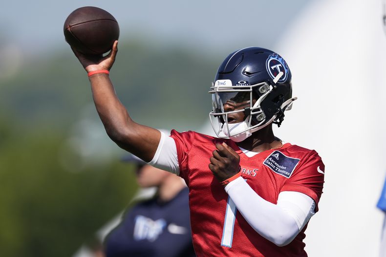 El quarterback Cam Ward (1), de los Titans de Tennessee, lanza el balón durante la práctica en el campamento de entrenamiento del equipo de la NFL, el miércoles 23 de julio de 2025, en Nashville, Tennessee. (AP Foto/George Walker IV)