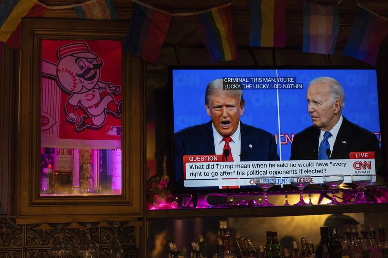 El presidente Joe Biden (derecha) y el candidato republicano a la presidencia, el expresidente Donald Trump en una televisión durante el debate presidencial, el jueves 27 de junio de 2024, en Cincinnati. (AP Foto/Carolyn Kaster)