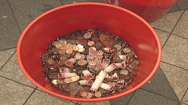 alcalde de hialeah paga una multa en cubetas repletas de monedas