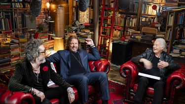Chris Robinson, izquierda, y Rich Robinson, centro, de The Black Crowes, con Jimmy Page de Led Zeppelin en Londres, el 2 de abril de 2025. (Ross Halfin vía AP)