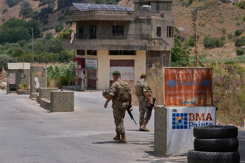 Soldados libaneses se ven en un punto de control en el pueblo de Froun, en el sur de Líbano, el jueves 16 de julio de 2026. (AP Foto/Mohammed Zaatari)