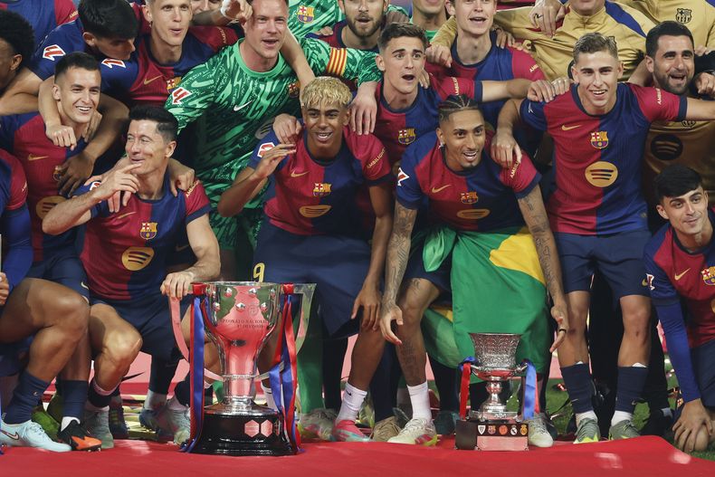 Los jugadores del Barcelona celebran tras coronarse campeones de la Liga de España, el 18 de mayo de 2025, en Barcelona. (AP Foto/Joan Monfort)
