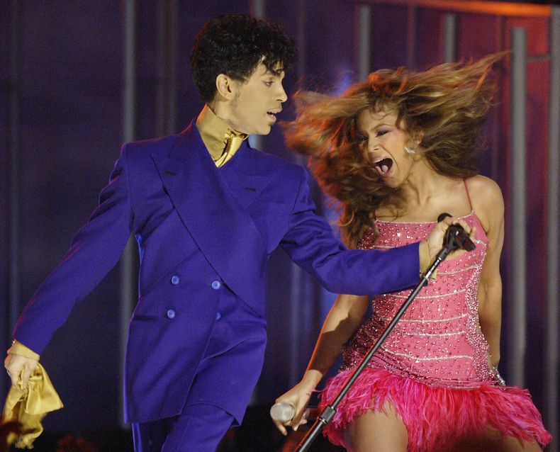 ARCHIVO - Beyonce, derecha, y Prince actúan durante la 46ª Entrega Anual de los Grammy en Los Ángeles el 8 de febrero de 2004. (Foto AP/Kevork Djansezian, archivo)