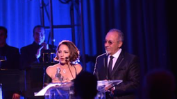 gloria estefan recibe premio musa y entra al salon de la fama