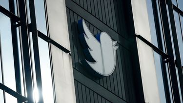 ARCHIVO - Un logotipo de Twitter afuera de las oficinas de la compañía en San Francisco, el 19 de diciembre de 2022. (AP Foto/Jeff Chiu, Archivo)