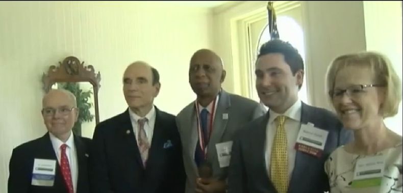 Farinas con directivos de la Fundación Víctimas del Comunismo, en Washington.