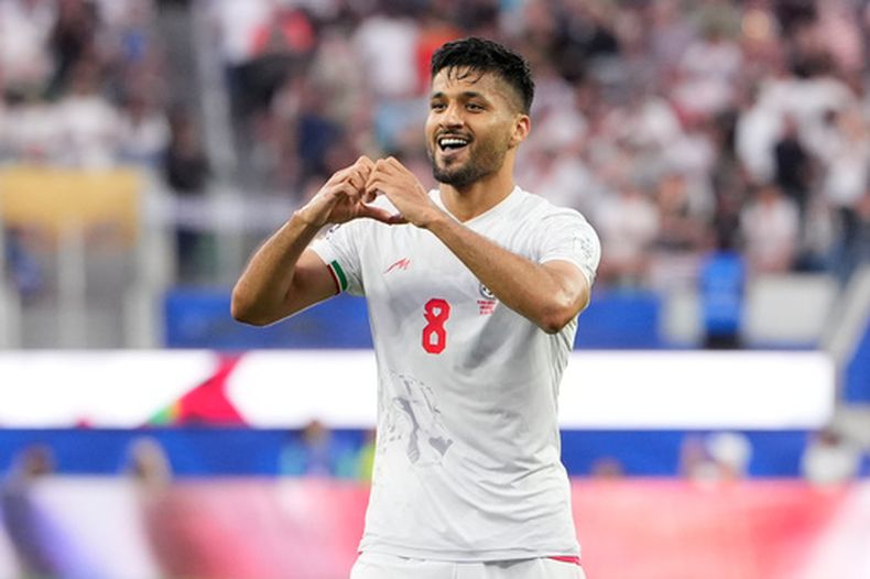 Mohammad Mohebbi, de Irán, festeja luego de marcar el segundo tanto de su equipo ante Nueva Zelanda en un encuentro del Mundial, realizado el lunes 15 de junio de 2026 (AP Foto/Mark J. Terrill)