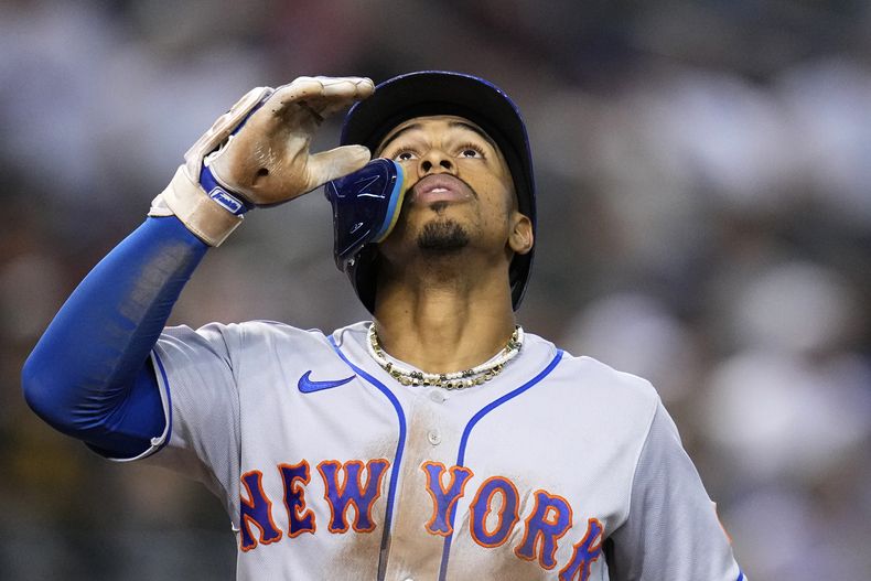 El puertorriqueño Francisco Lindor de los Mets de Nueva York voltea al cielo al llegar al plato tras batear un jonrón en la sexta entrada del juego ante los Diamondbacks de Arizona el jueves 6 de julio del 2023. (AP Foto/Ross D. Franklin)