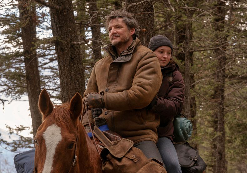 Esta imagen publicada por HBO muestra a Pedro Pascal, a la izquierda, y a Bella Ramsey en una escena de The Last of Us. (HBO via AP)