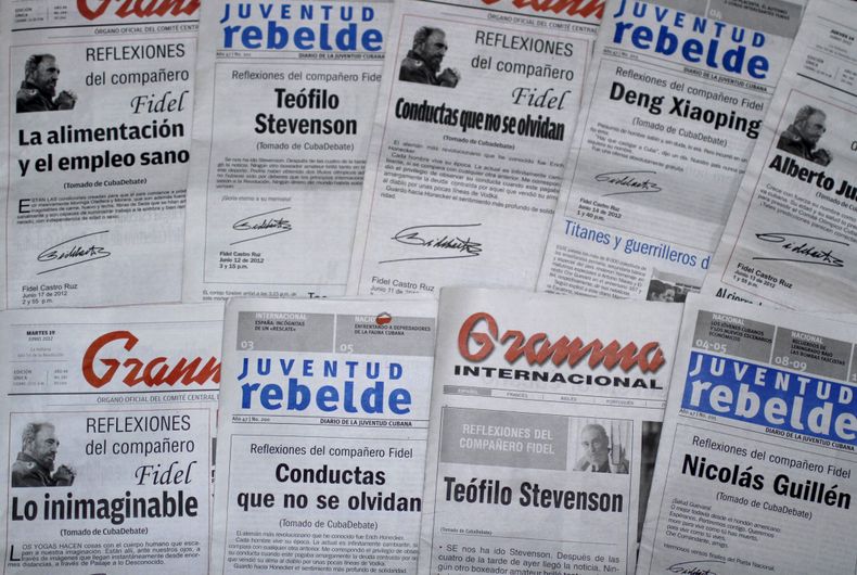 En esta foto del 19 de junio de 2012, se muestran ejemplares de varias fechas de los diarios cubanos Granma y Juventud Rebelde con los art&iacute;culos "Reflexiones" del l&iacute;der Fidel Castro en La Habana, Cuba. El Bur&oacute; Pol&iacute;tic